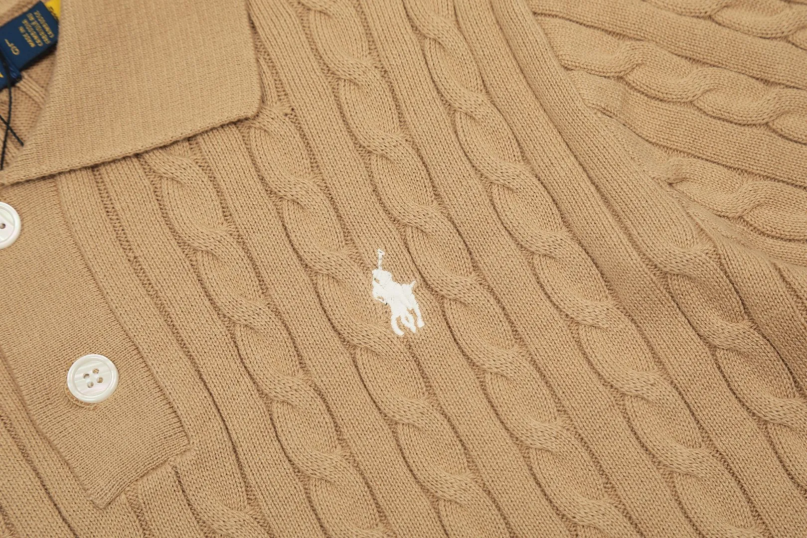 🅿️176 "Top quality" Style number: DS022# (not off the shelves all year round) [Ralph Lauren POLO lapel solid color pony embroidered logo knitted short sleeves] ✅Ralph Lauren Ralph Lauren classic basic versatile all-season cardigan knitted short sleeves ✅Main supplier platform live broadcast Wholesale entities Replenish when out of stock Not off the shelves ✅ZP quality 1:1 version Scan the code to enter the GF website Counter quality ✅Details and quality are the only one in Guangzhou. Imported quality cotton yarn focuses on high-end and cost-effective. Needless to say good quality. ✅The version is restored to the original order. The maximum size can be worn up to 160 pounds. Loose, comfortable and stress-free.